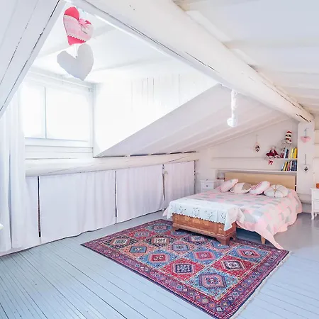 Guesthost - Claire's Attic Apartment