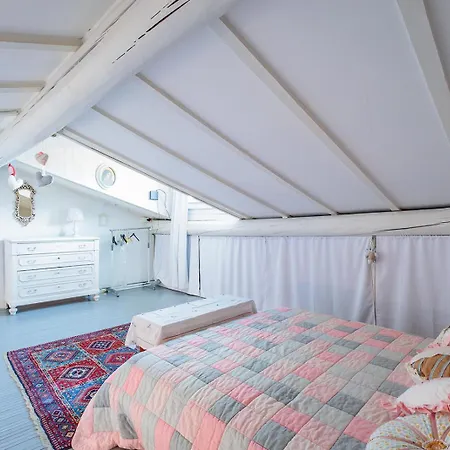 Guesthost - Claire's Attic