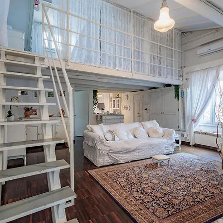 Guesthost - Claire's Attic *