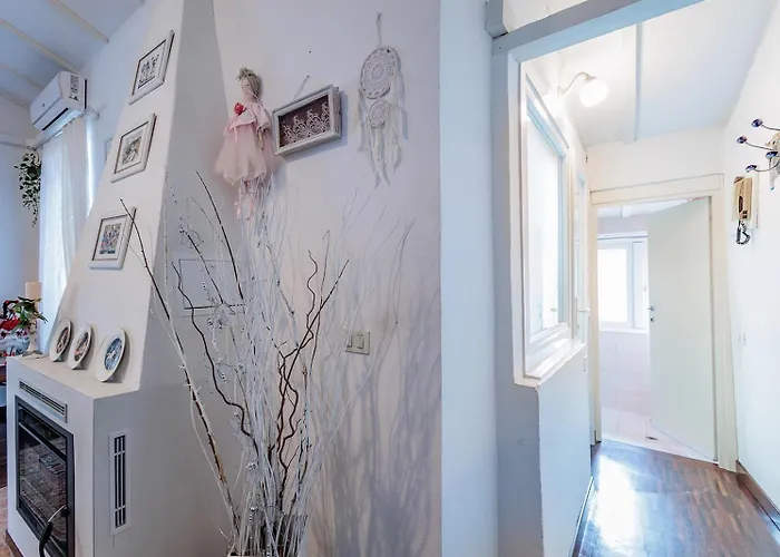 Guesthost - Claire's Attic *