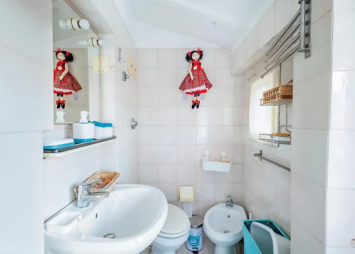 Guesthost - Claire's Attic