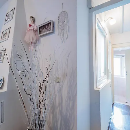 Guesthost - Claire's Attic *