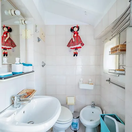 Guesthost - Claire's Attic