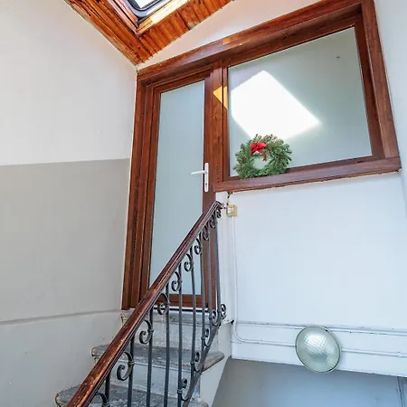 Guesthost - Claire's Attic *