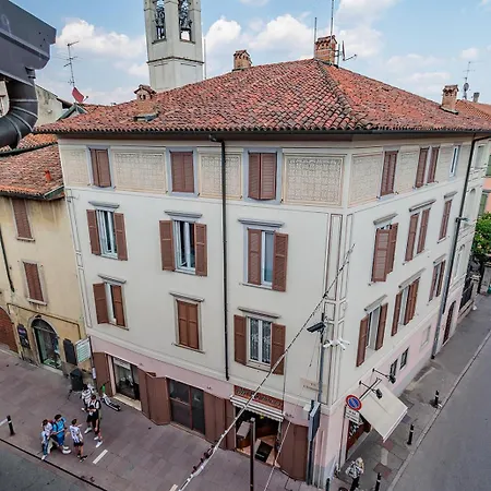 Guesthost - Claire's Attic