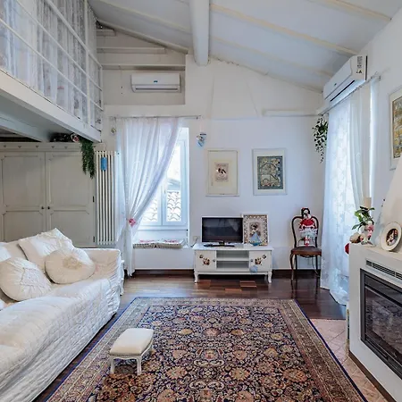 Guesthost - Claire's Attic *