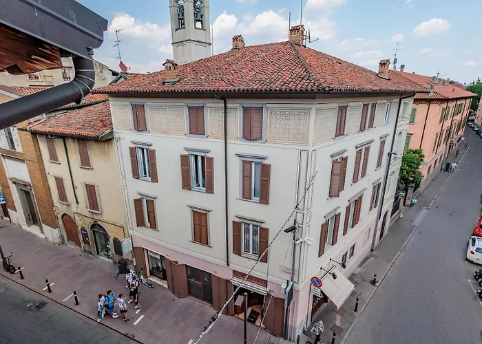 Guesthost - Claire's Attic