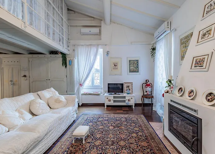 Guesthost - Claire's Attic *