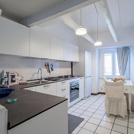 Guesthost - Claire's Attic Apartamento *