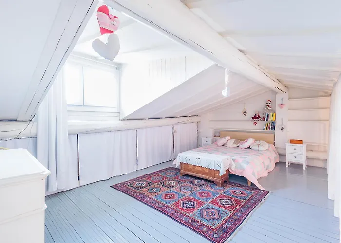 Guesthost - Claire's Attic Apartment
