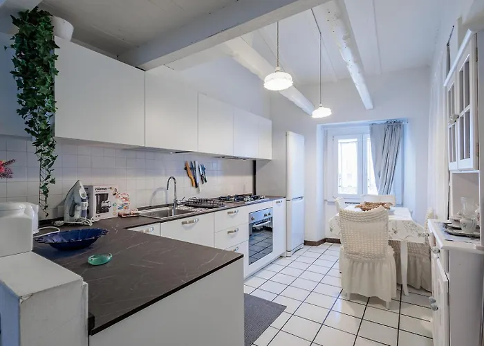 Guesthost - Claire's Attic Apartment *