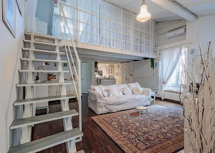 Guesthost - Claire's Attic *